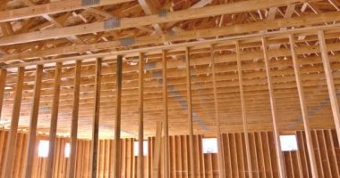 Ahşap bir bina inşa edilirken, ahşap kirişlerin ve kirişlerin iç manzarası ahşap kirişleri destekler..