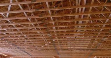 Ahşap kiriş iskeletinin inşaat kirişleri tarafından desteklendiği ahşap bir bina manzarası