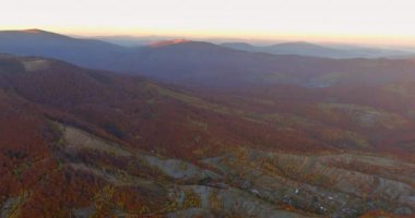 Bir sonbahar sabahı dağ sırasının panoramik hava manzarası