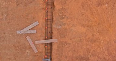 İnşaat alanındaki bir hendeğin çeliği.