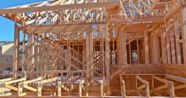 İnşaat halindeki bir binanın havadan görünüşü, yeni ev için çerçeve kirişlerindeki ahşap çerçeve.