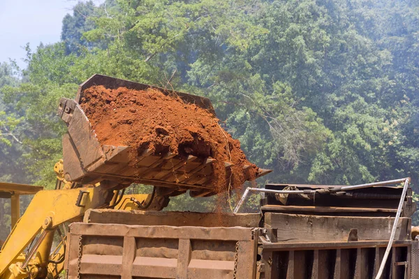 Excavator Loading Earth Dump Truck Which Heavy Construction Equipment Construction — Foto de Stock