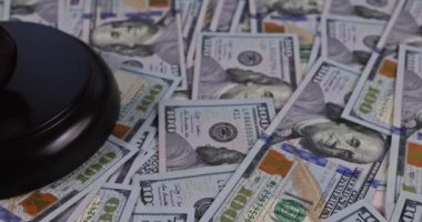 Yolsuzluğa bulaşmış bir yetkiliyi Amerikan doları karşılığı tutuklama emri var.