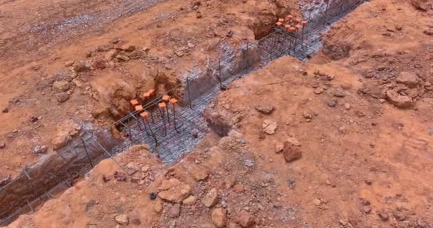 正在准备一个建筑工地 在混凝土地基下挖掘壕沟 以便建造一个新的住宅 提供空中景观 — 图库视频影像