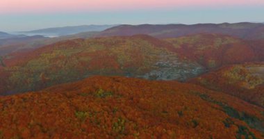 Güneş doğarken dağ vadisi güzel sonbahar manzarası gökyüzü manzarası