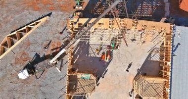 Çatıdaki kiriş kirişlerini havadan izlemek için vinçli ahşap çatı kullanılır