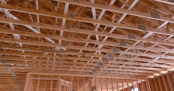 Konstruktionsrahmen Eines Holzgebäudes Mit Holzbalken Und Dachsparren — Stockvideo