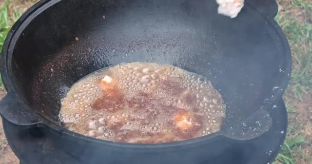 Chef Frying Chicken Wings Cauldron Location Wood Oil Boiling Chef — Stock Video