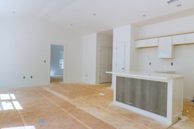 Beyaz mutfak ahşap dolaplar ve inşa edilen mobilyaların ev dekorasyonu.