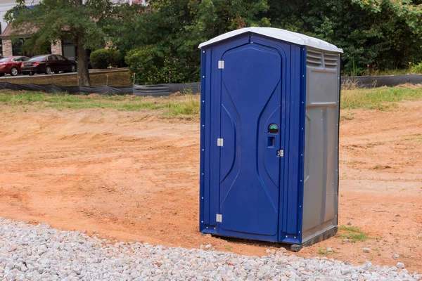 Werknemers Die Gebruik Maken Van Het Draagbare Toilet Een Bouwplaats — Stockfoto