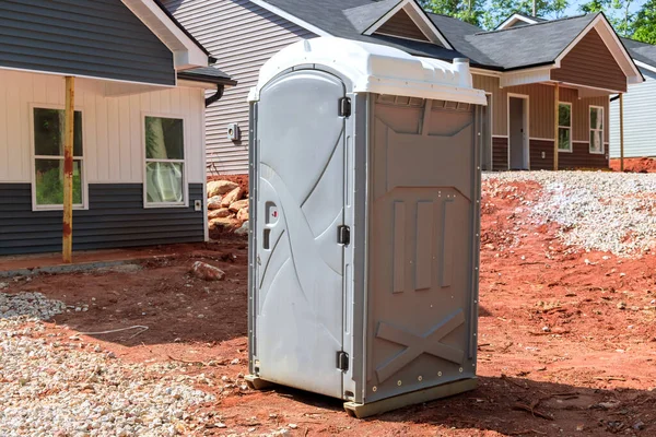 現在建設中の家の近くの工事現場では 移動式トイレが使用されています — ストック写真