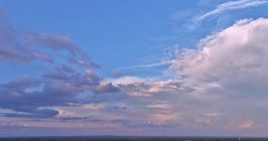 Güneşin dramatik gün batımı gökyüzündeki bulutların arasından dramatik turuncu ışıkla bulutların üzerinde güzel bir gündoğumu.