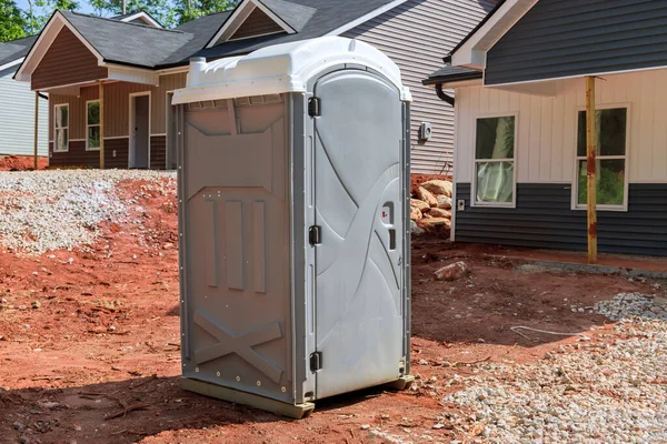 建設中の家の建設現場のポータブルトイレは 労働者によって使用されています — ストック写真