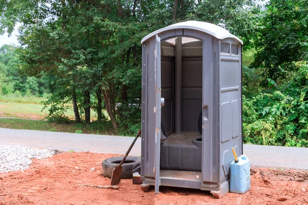 Construction Site Workers Use Portable Restroom Convenience — Stockfoto