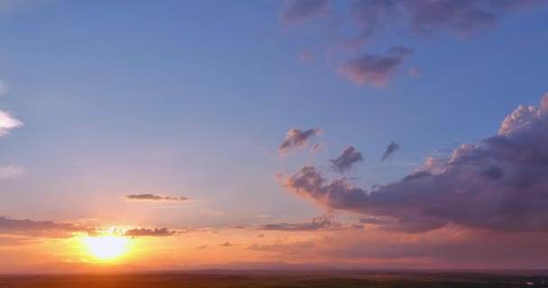 Wspaniały Widok Panoramy Przez Chmury Niebie Dramatyczny Pomarańczowy Zachód Słońca — Wideo stockowe