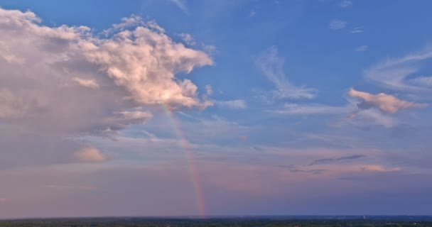 Efter Regn Vacker Panorama Har Flerfärgad Regnbåge Med Moln Himlen — Stockvideo