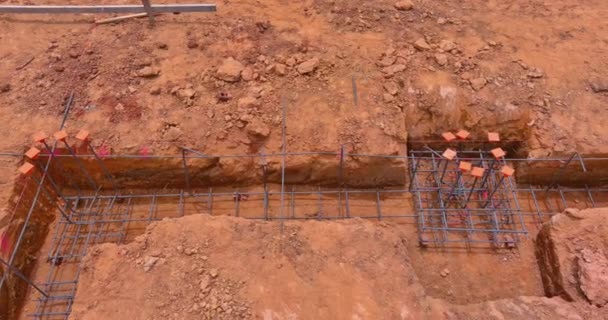 钢铁被埋入新房屋混凝土地基的壕沟中 — 图库视频影像