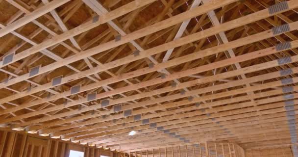 Budowa Drewnianego Budynku Widok Wnętrz Konstrukcji Drewnianych Belek Budowie Drewnianymi — Wideo stockowe