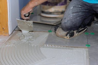 Before adding tiles to a bathroom floor, it is necessary to spread wet mortar with renovation works