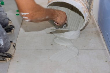 Banyo tadilatı banyonun zeminindeki yapıştırıcıyla birlikte fayanslar uygulanmadan önce ıslak havana püskürtülür.