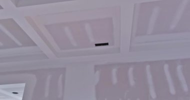 Boş bir daire. Duvarları macunla kaplıyoruz. İnşaat halindeki yeni bir ev.