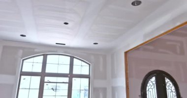 Yeni yapılmış bir ev, duvarlarına boyanmış olan macunu hazırlamak için kullanıyor.