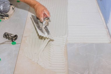 Beton zemine havan topu yerleştirme görevi yüzeyi banyo yenileme işleriyle döşemeye hazırlar.