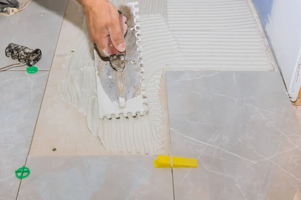 Colocação Adesivo Concreto Antes Colocar Telhas Com Obras Renovação Banheiro — Fotografia de Stock