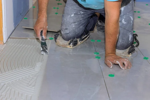 Working Ceramic Floor Tiles Adhesive Surface Home Construction Renovation Bathroom — ストック写真