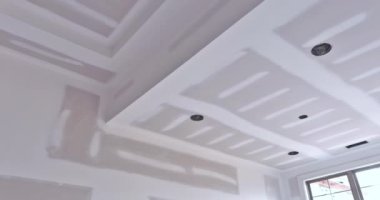 Yeni bir evi boyamaya hazırlanırken, macunu bitirme işlemi boş bir daireye uygulanır