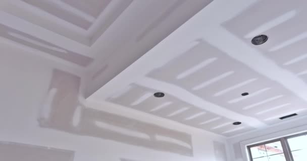 Готовясь Покраске Нового Дома Пустующую Квартиру Наносят Отделочную Шпаклевку — стоковое видео