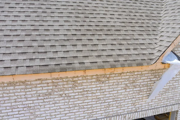 Atap Rumah Konstruksi Beratap Baru Ditutupi Aspal Shingles Dalam Bangunan — Stok Foto