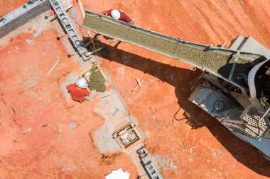 İnşaat alanına beton sütunların dökülmesi, beton bir arabanın hava manzarası.