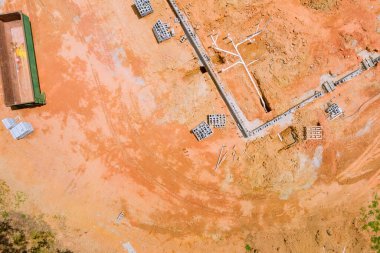 Yeni bir konut inşaatının temelinde, inşaat sahasında kanalizasyon ve su boruları döşenir