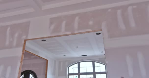Ramach Przygotowań Malowania Nowego Domu Ścianach Nakładana Jest Szpachlówka Wykończeniowa — Wideo stockowe