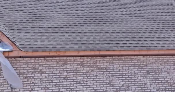 Dachabdichtung Für Ein Neues Haus Mit Asphaltschindeln Einer Überdachten Ecke — Stockvideo