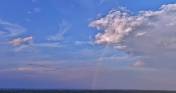 Underbar Panorama Majestätisk Vacker Flerfärgad Regnbåge Med Moln Himlen Efter — Stockvideo