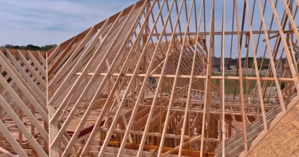 Вид Сверху Показывает Строительство Незавершенного Деревянного Бревенчатого Дома Крыше Незаконченном — стоковое видео