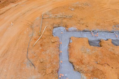 Strip temel takviye çerçevesinin inşaatı evin beton yapısı üzerine