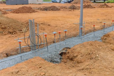 İnşaat alanındaki bir şerit temel çerçevesi aracılığıyla beton yapıya takviye sağlanıyor.