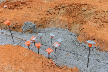 İnşaat alanındaki güçlendirilmiş beton binaya bir takviye çerçeve ekleniyor