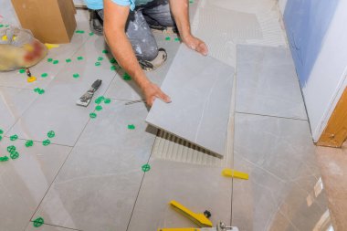 Seramik fayanslar, yenileme çalışmalarına fayans yapıştırıcı sürülerek yapıştırılmış zeminin üzerine konur.