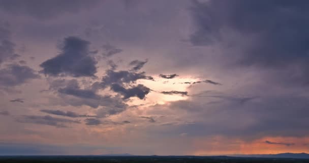 Zachodzie Słońca Burzowe Chmury Tworzą Dramatyczną Panoramę Krajobrazu — Wideo stockowe