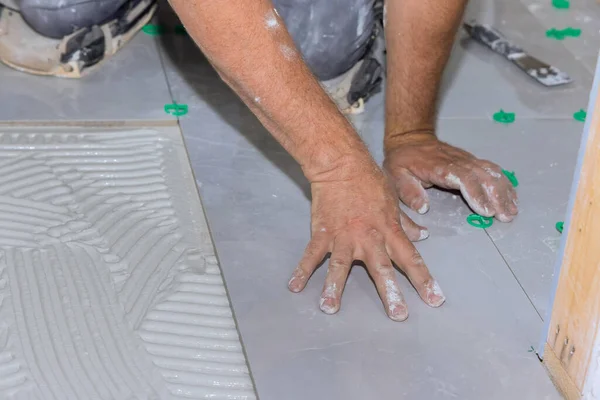 Installing Ceramic Floor Tiles Adhesive Surface Renovation Bathroom — Foto de Stock