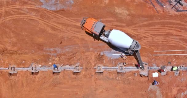 Workers Pouring Concrete Columns New Structure Construction Site Aerial View — Stok video