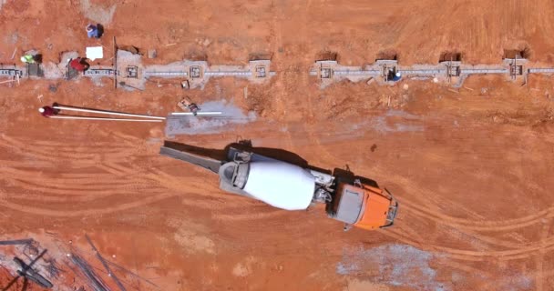 Aerial Top View Workers Pour Concrete Columns Construction Site — Stock video