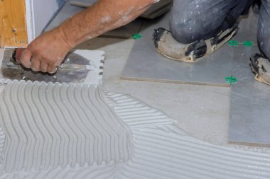 Banyoda, zemine fayanslar uygulanmadan önce ıslak havan topu sürülmelidir..