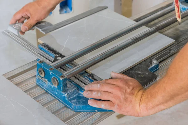 Construction Worker Cutting Ceramic Tile Floor Manual Tools Ceramic Tile — Foto Stock