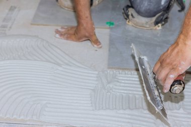 Fayanslar döşenmeden önce banyoya ıslak havan topu eklemek fayansları yenileme işleriyle yapıştırır.