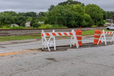 Hasarlı asfalt kötü yol çukurları onarım alanını baypas etmek için carriageway ile tamir edilir.